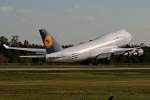 B 747-400/111175/eine-boeing-747-400-der-lufthansa-aufgenommen Eine Boeing 747-400 der Lufthansa aufgenommen bei schnem Wetter in Frankfurt am 26.10.2010. Reg: D-ABVP.
