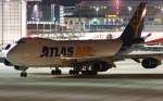 B 747-400/44352/die-atlas-744-in-dus-abends Die Atlas 744 in DUS Abends am 29.11.09