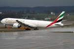 Emirates Boeing 777-300 ER beim Takeoff auf Runway 28 in Zrich.