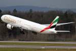 Emirates Boeing 777-300 ER beim Takeoff auf Runway 28 in Zrich.