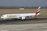 B 777-300/294941/emirates-boeing-777-31h-a6-emm-in-dus Emirates Boeing 777-31H A6-EMM in DUS am 07.02.2012