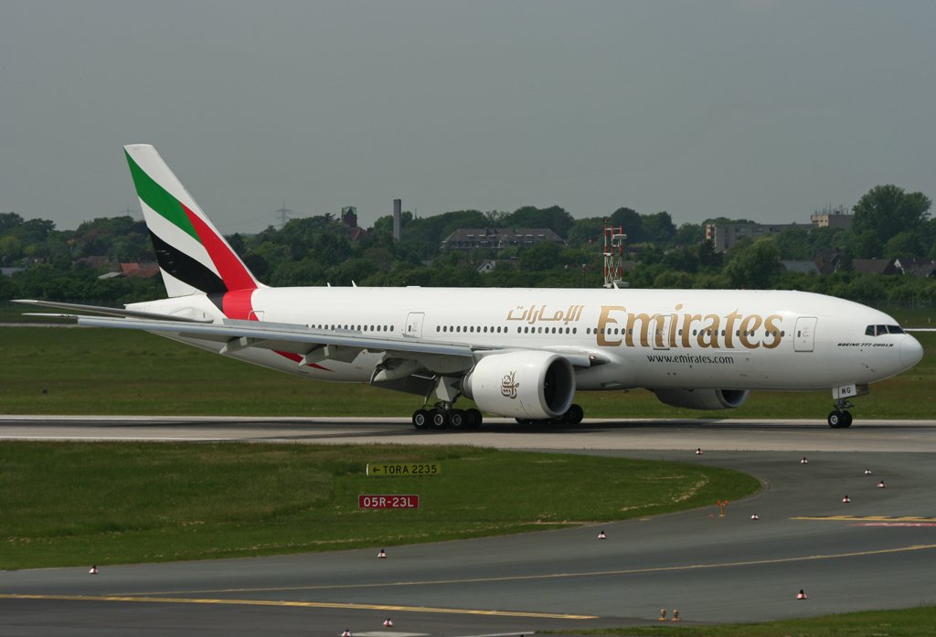 A6-EWG von Emirates rollt auf der 05R @ DUS aus am 25.05.2010