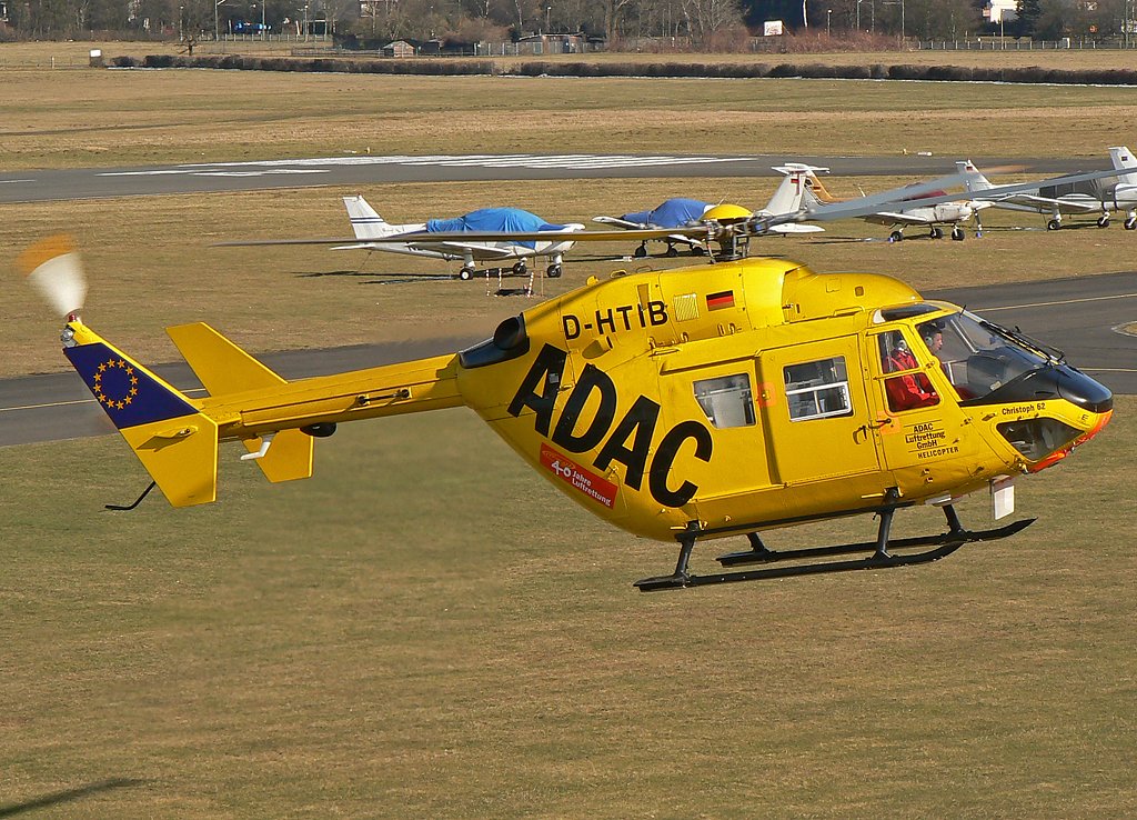 ADAC Luftrettung MBB BK 117 D-HTIB Christoph 62 im Anflug den Flugplatz Bonn/Hangelar am 8.3.2010 (mit 40 Jahre Sticker)