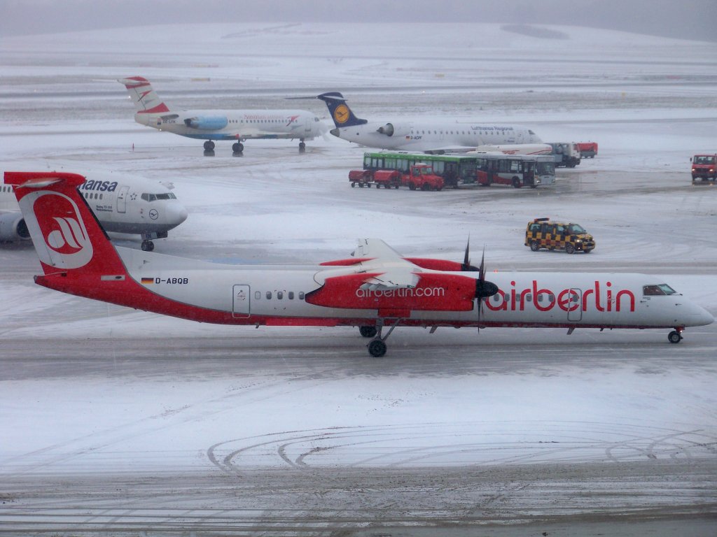 Air Berlin, Bombardier DHC 8 402Q, D-ABQB auf dem Hamburger Flughafen. Aufgenommen am 19.12.09.