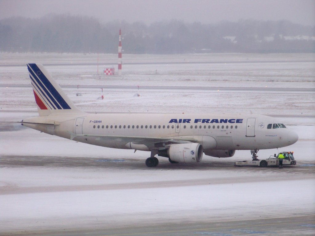 Air France, A319-112, F-GRHH auf dem Hamburger Flughafen. Aufgenommen am 19.12.0
