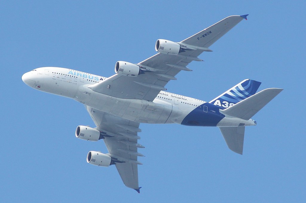 Airbus Industrie Airbus A380-841 c/n 0001 auf 3000ft. ber XFW . am 04,09,09