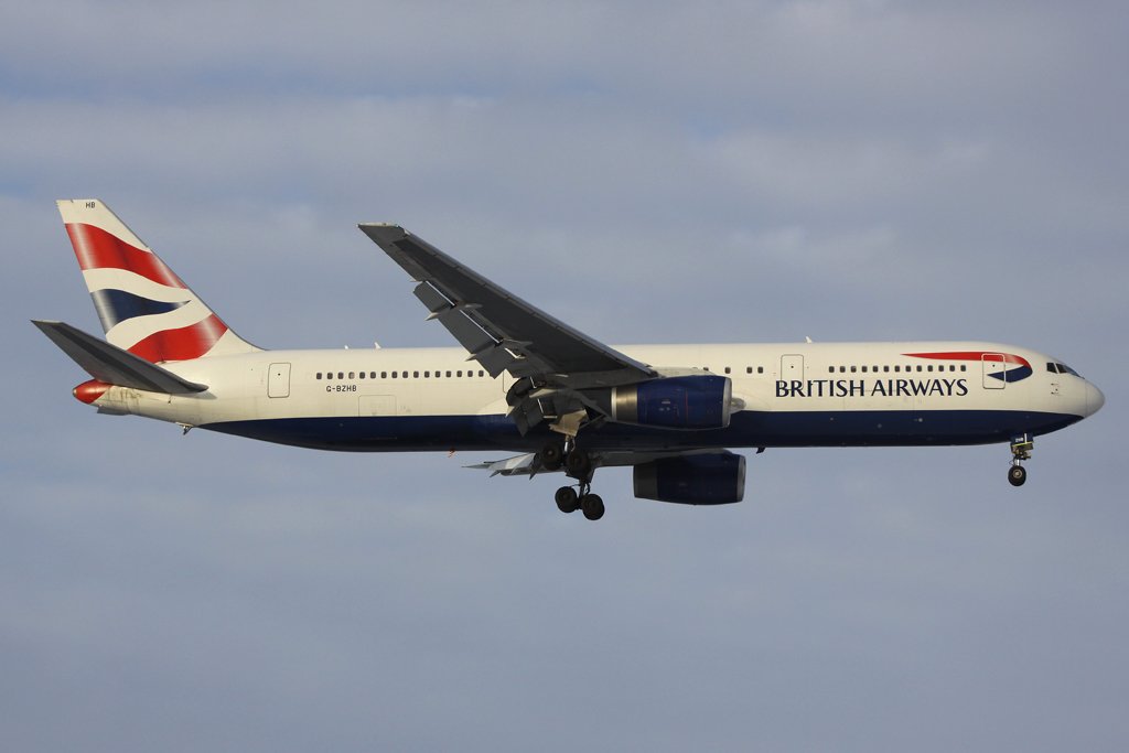 British Airways Boeing 767-336(ER) in London Heathrow am 09.01.10 im Anflug auf Bahn 09L