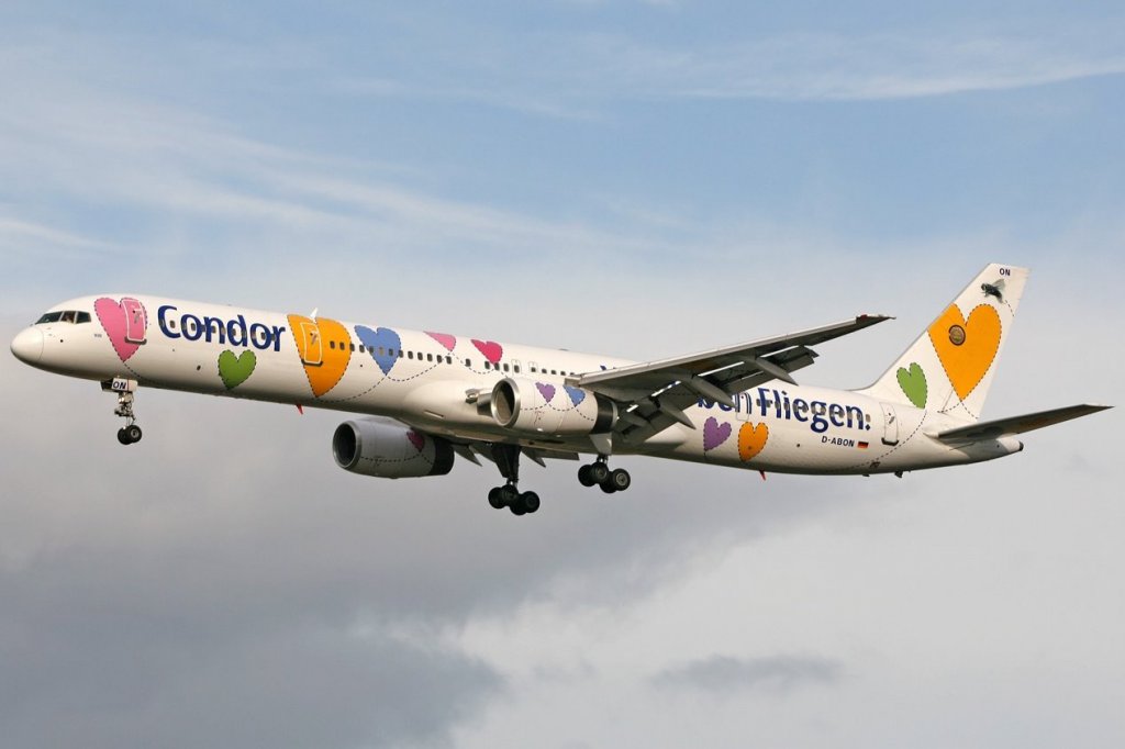 Condor Boeing 757-330 D-ABON, Willi mit Sticker im Tail aufgenommen in Frankfurt am 24.01.2009.