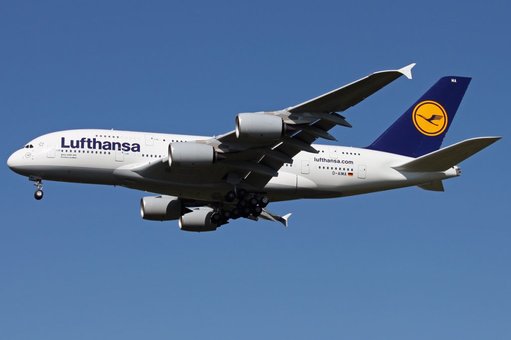 D-AIMA, Lufthansa's Moppelchen im Anflug auf die 32R :-) Schne Trainingseinheiten, die er am 03.06.2010 in Deutschland absolvierte :-)

Gru an alle Spotter, die da waren!