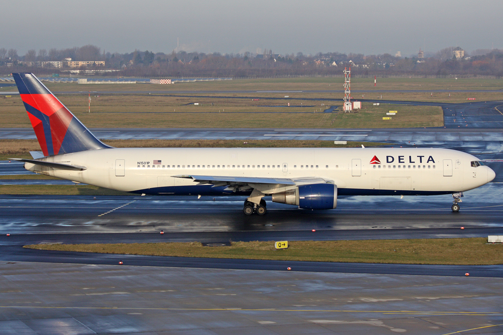Delta Air Lines Boeing 767-3P6(ER N1501P in DUS am 27.01.2012
