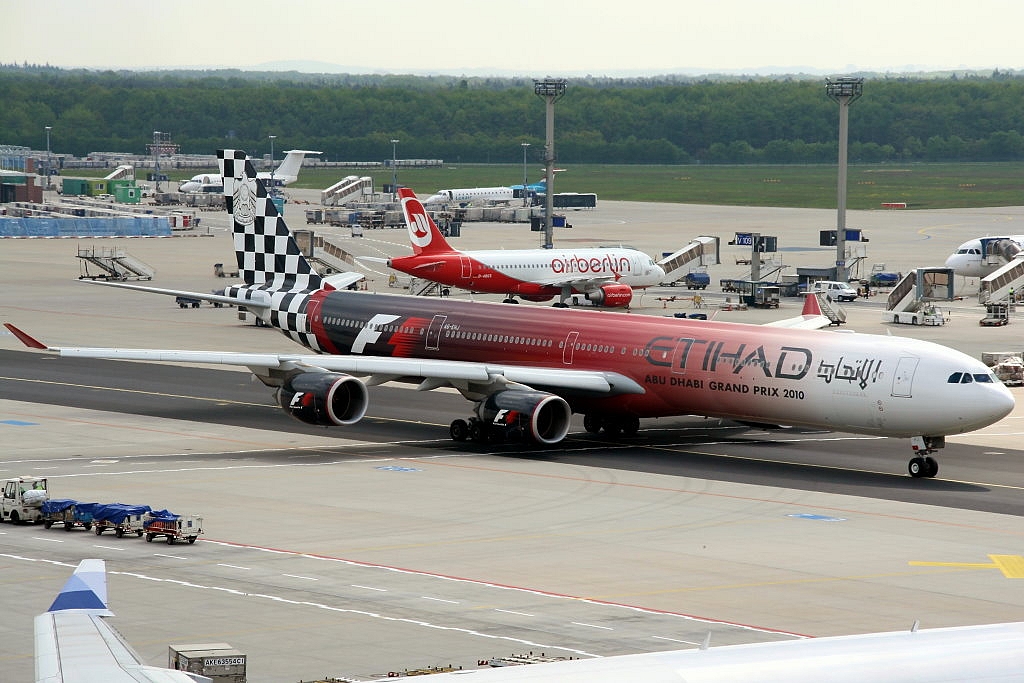 Der Airbus 340-600 in Formel 1 Lackierung der Etihad Airways aufgenommen am 10.05.2010 in Frankfurt. Reg: A6-EHJ.