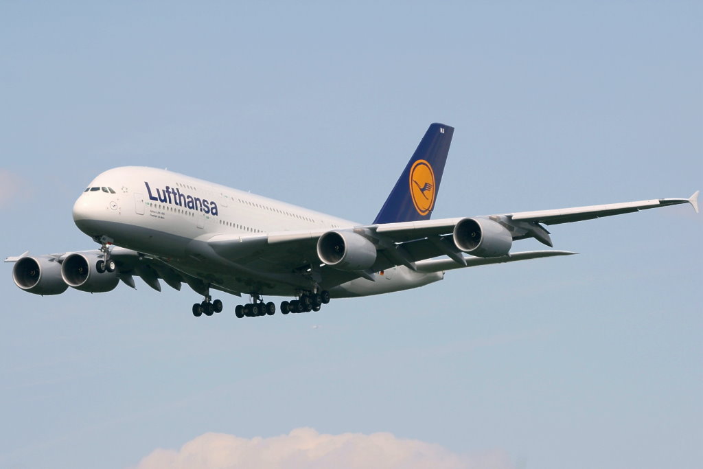 Der Dicke wie man ihn auch liebevoll nennt. Ein Airbus 380-800 der Lufthansa im Anflug auf die 25L aufgenommen in Frankfurt am 23.06.2010. Reg: D-AIMA.