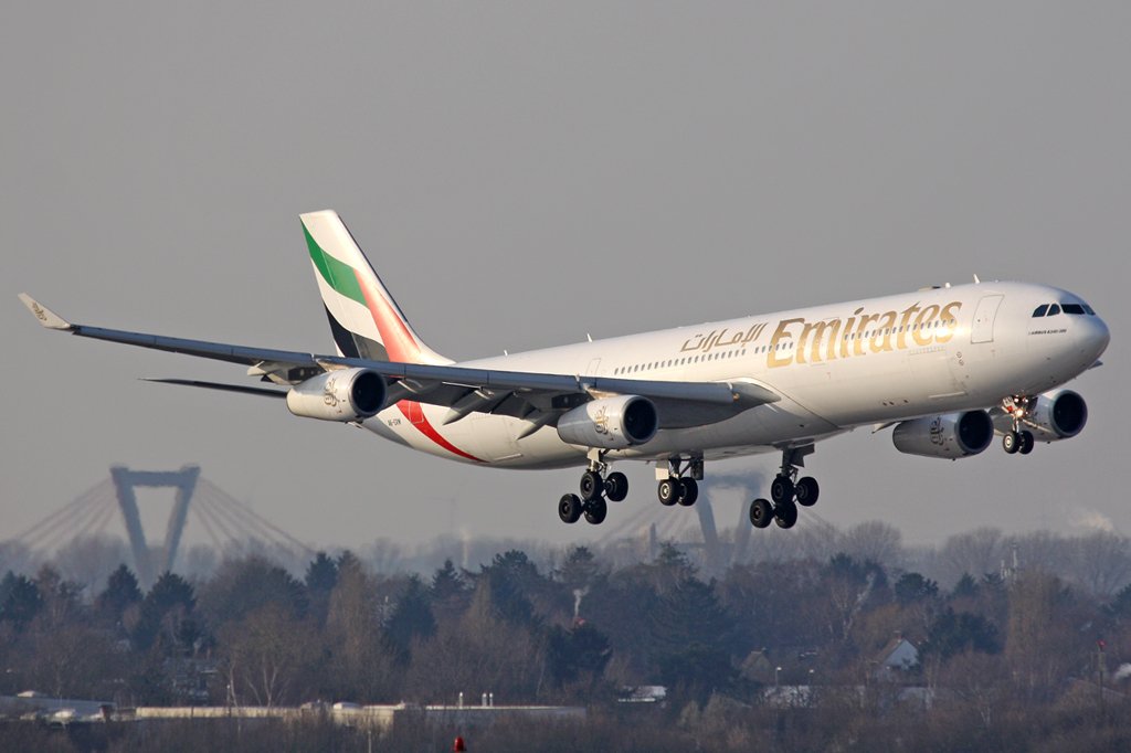 Der Emirates A340-300 im Anflug in Dsseldorf am 19,12,09