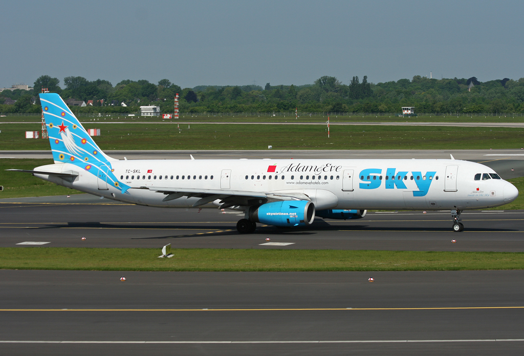 Die TC-SKL von Sky rollt zur 23L @ DUS am 24.05.2010