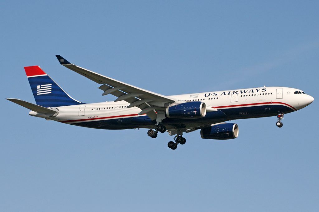 Ein A 330-200 von US Airways mit der Reg: N285AY bei der Landung auf der Bahn 07R in Frankfurt aufgenommen am 23.04.2010.