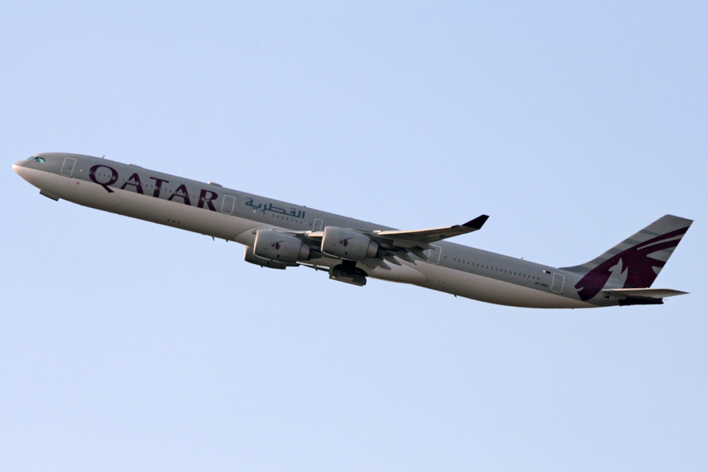 Ein A 340-600 der Qatar Airways mit der Reg: A7-AGC beim Take off auf der Bahn 25R aufgenommen in Frankfurt am 21.04.2010.