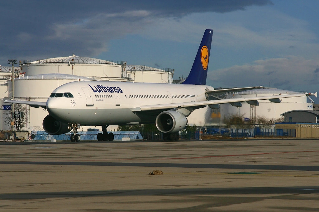 Ein Airbus 300-600 der Lufthansa auf dem Weg zur Startbahn 18 West aufgenommen in Frankfurt am 07.12.2007. Reg: D-AIAZ.