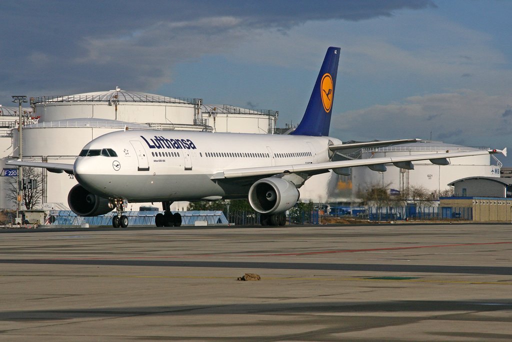 Ein Airbus 300-600 der Lufthansa aufgenommen in Frankfurt am 07.12.2007. Reg: D-AIAZ.