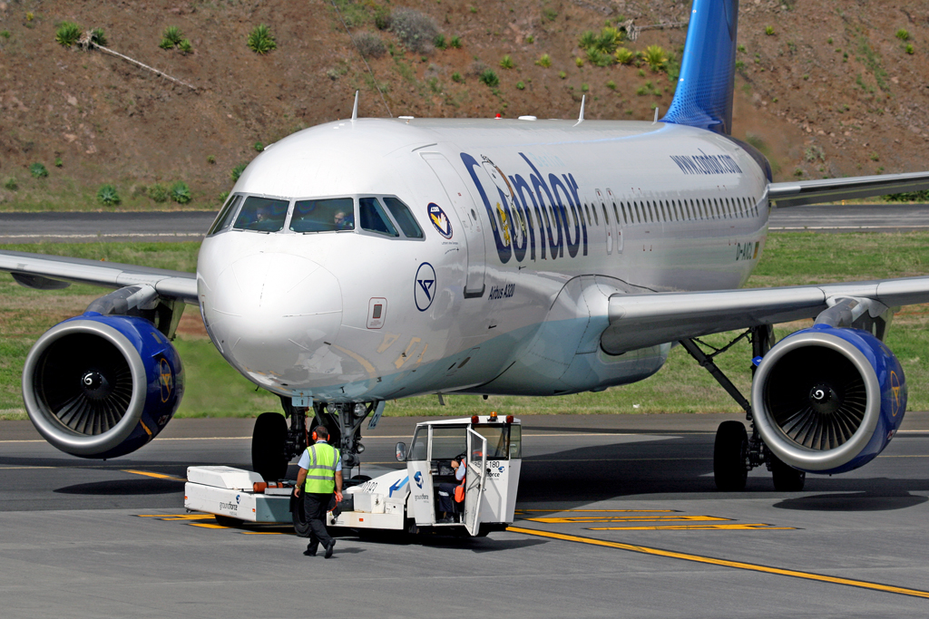 Ein Airbus 320-200 der Condor beim Pushback in Funchal aufgenommen am 04.11.2010. Reg: D-AICL.