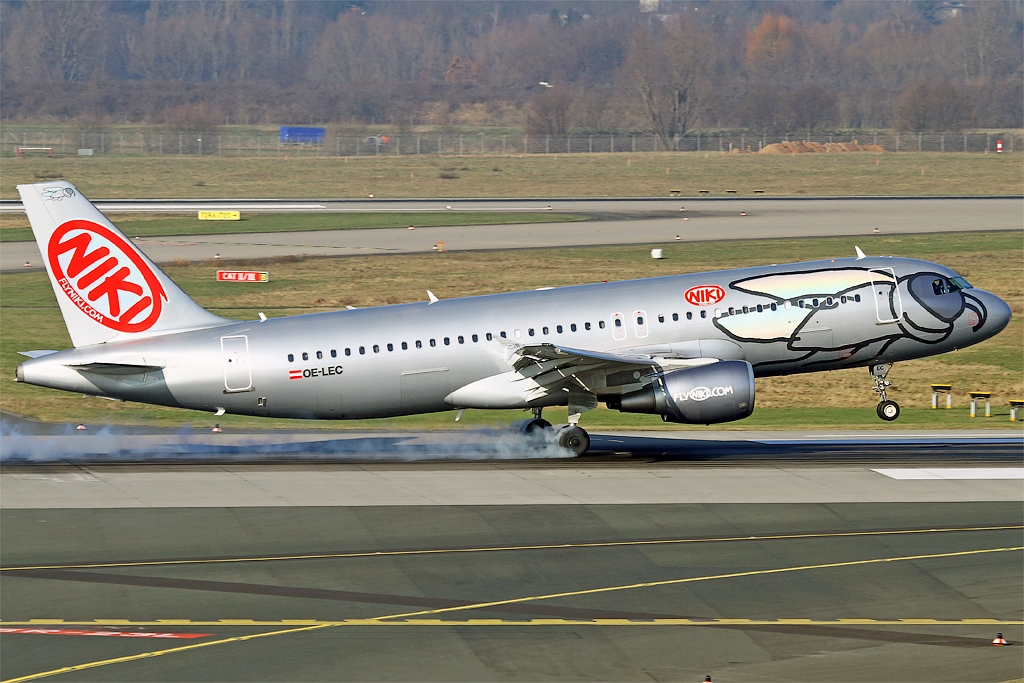 Ein Airbus 320-200 der Niki beim Touchdown aufgenommen in Dsseldorf am 29.01.2011. Reg: OE-LEC.