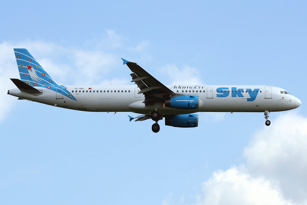 Ein Airbus 321-200 der SKY aufgenommen in Frankfurt am 22.06.2010. Reg: TC-SKL.