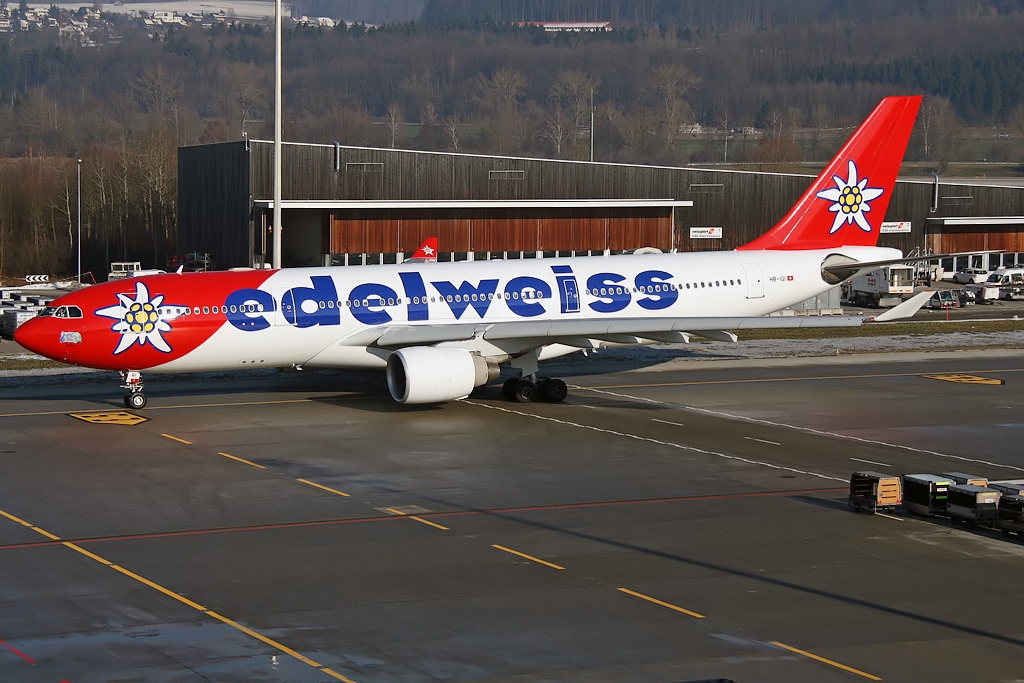 Ein Airbus 330-200 der Edelweiss aufgenommen bei schnem Wetter in Zrich am 05.01.2011. Reg: HB-IQI.