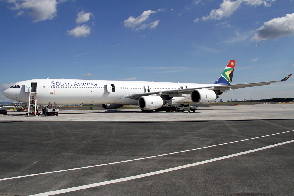 Ein Airbus 340-600 von South African mit NELSON MANDELA DAY Sticker aufgenommen am 10.07.2011 in Frankfurt. Reg: ZS-SNA.