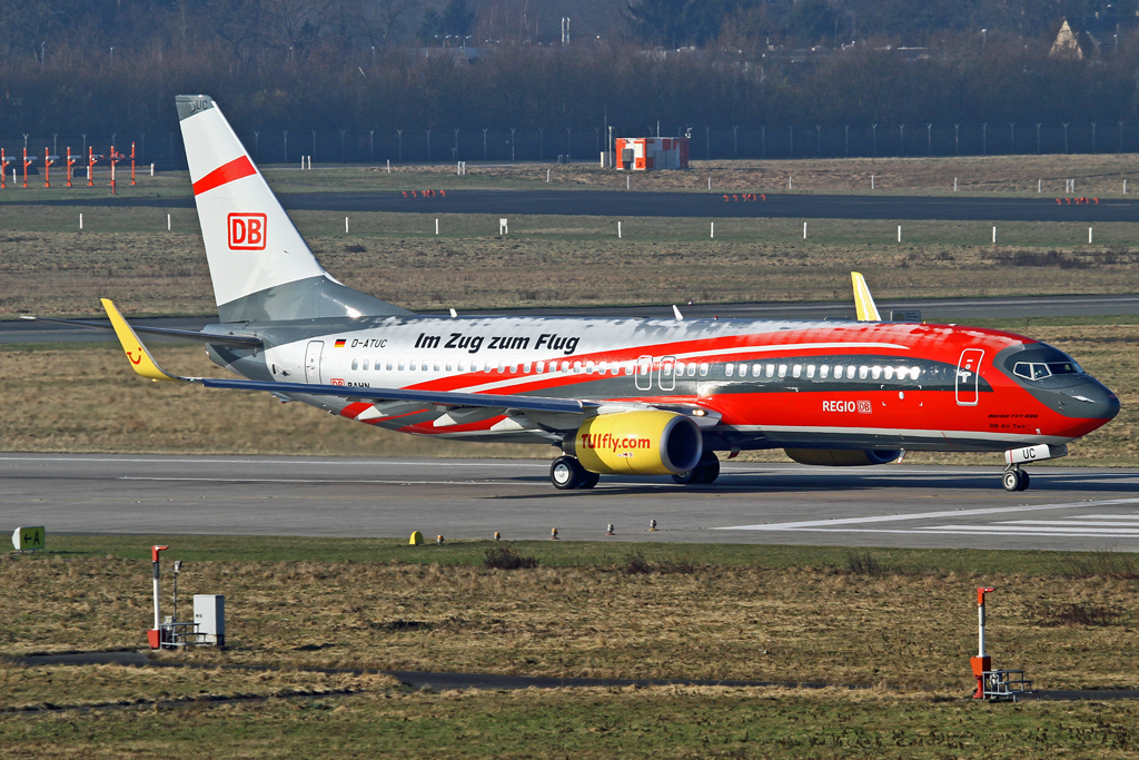 Eine Boeing 737-800 der Tuifly in Deutsche Bahn Regio Colours beim Takeoff aufgenommen in Dsseldorf am 29.01.2011. Reg: D-ATUC.
