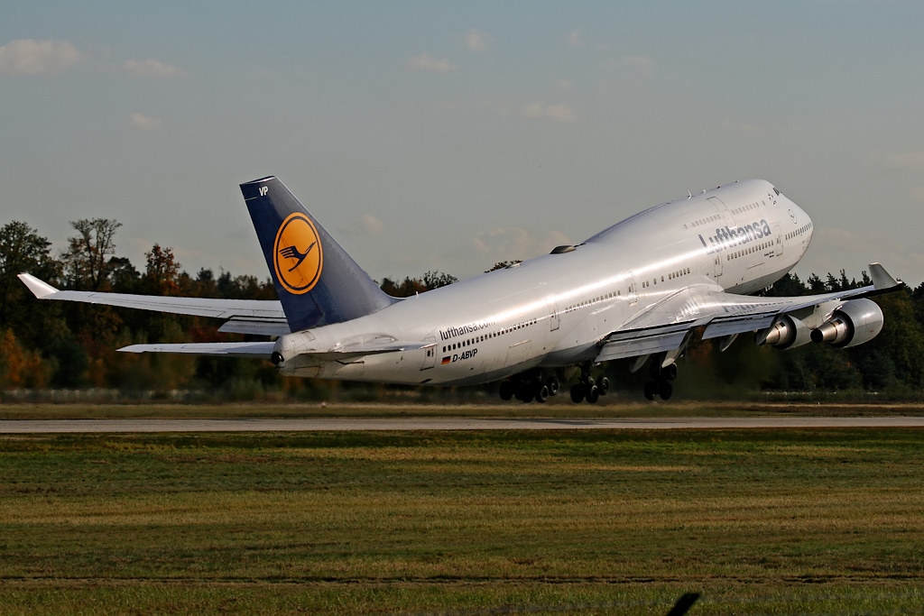 Eine Boeing 747-400 der Lufthansa aufgenommen bei schnem Wetter in Frankfurt am 26.10.2010. Reg: D-ABVP.