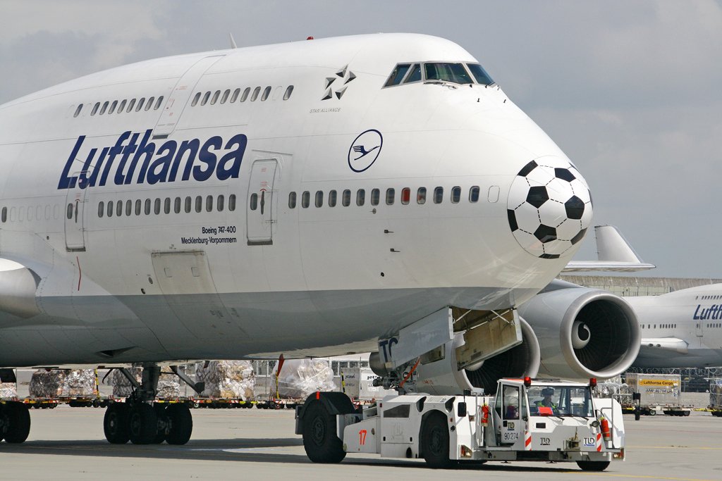 Eine Boeing 747-400 der Lufthansa aufgenommen in Frankfurt am 03.06.2007. Reg: D-ABTC.