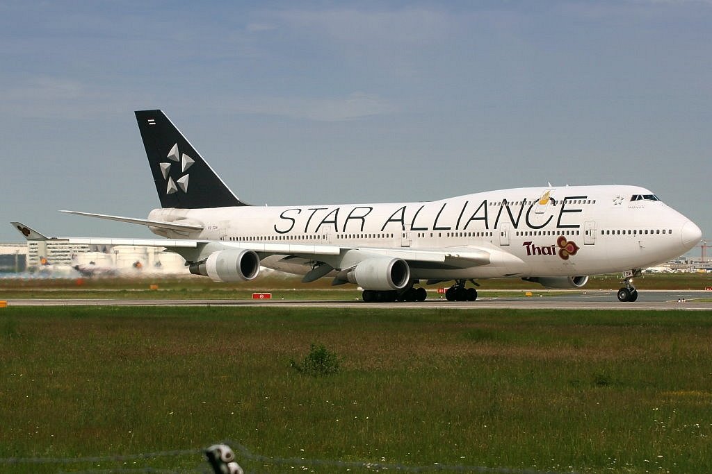 Eine Boeing 747-400 der Thai Airways in Star Alliance Lackierung beim Take off auf der 18 West aufgenommen in Frankfurt am 10.06.2010. Reg: HS-TGW.