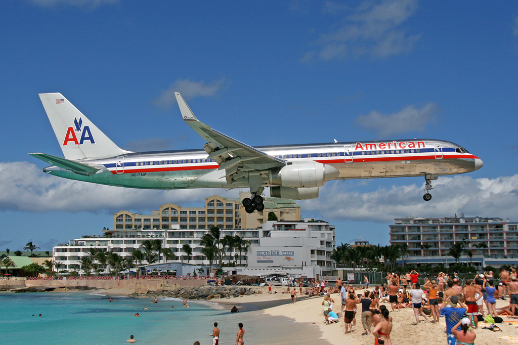 Eine Boeing 757-200 der American Airlines im Landeanflug aufgenommen am 18.11.2010 in St. Maarten. Reg: N617AM.