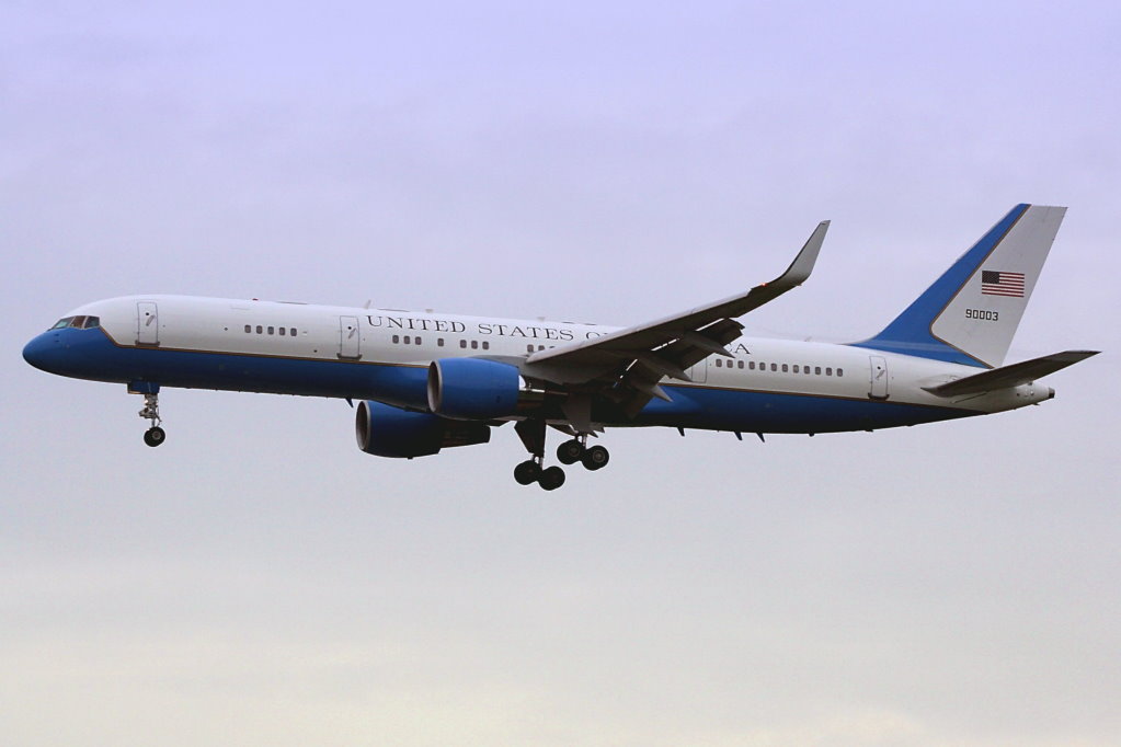 Eine Boeing 757-200 der United States of America im Anflug auf Frankfurt aufgenommen am 27.05.2010. Reg: 90003.