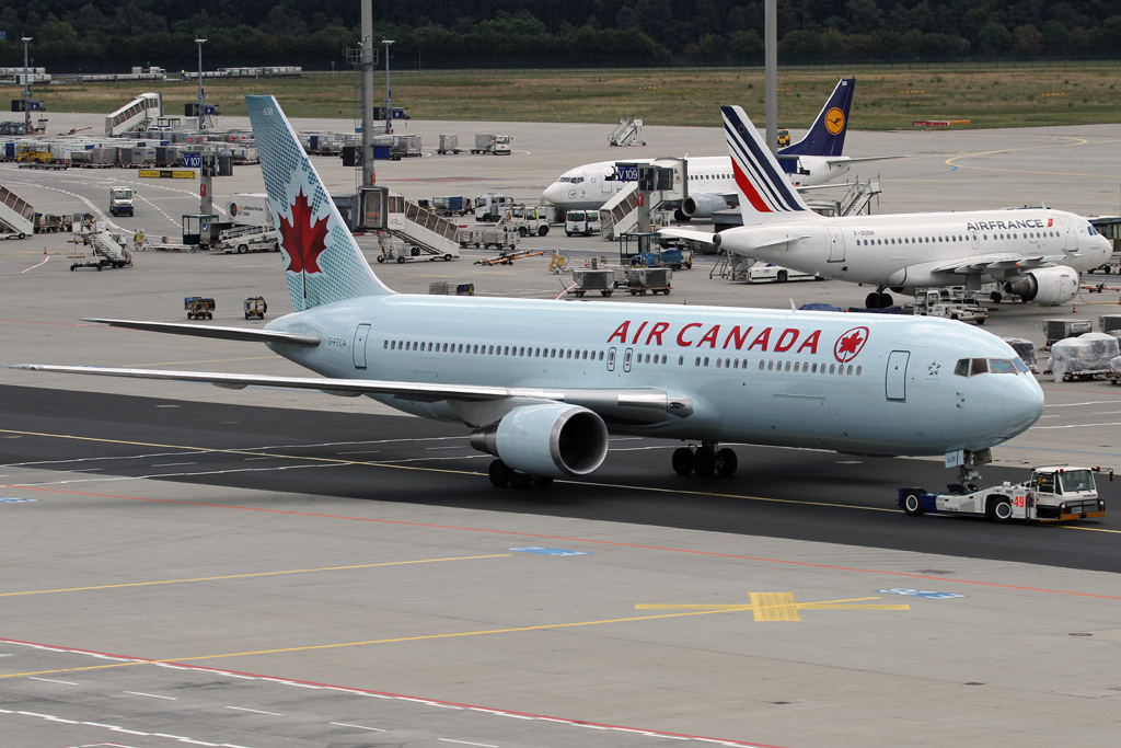 Eine Boeing 767-300 der Air Canada aufgenommen in Frankfurt am 10.07.2010. Reg: C-FTCA