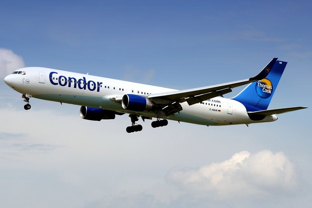 Eine Boeing 767-300 der Condor im Anflug auf die 25L aufgenommen in Frankfurt am 08.06.2010. Es war ein wenig windig, wie man auf dem Bild sehen kann. Reg: D-ABUB.