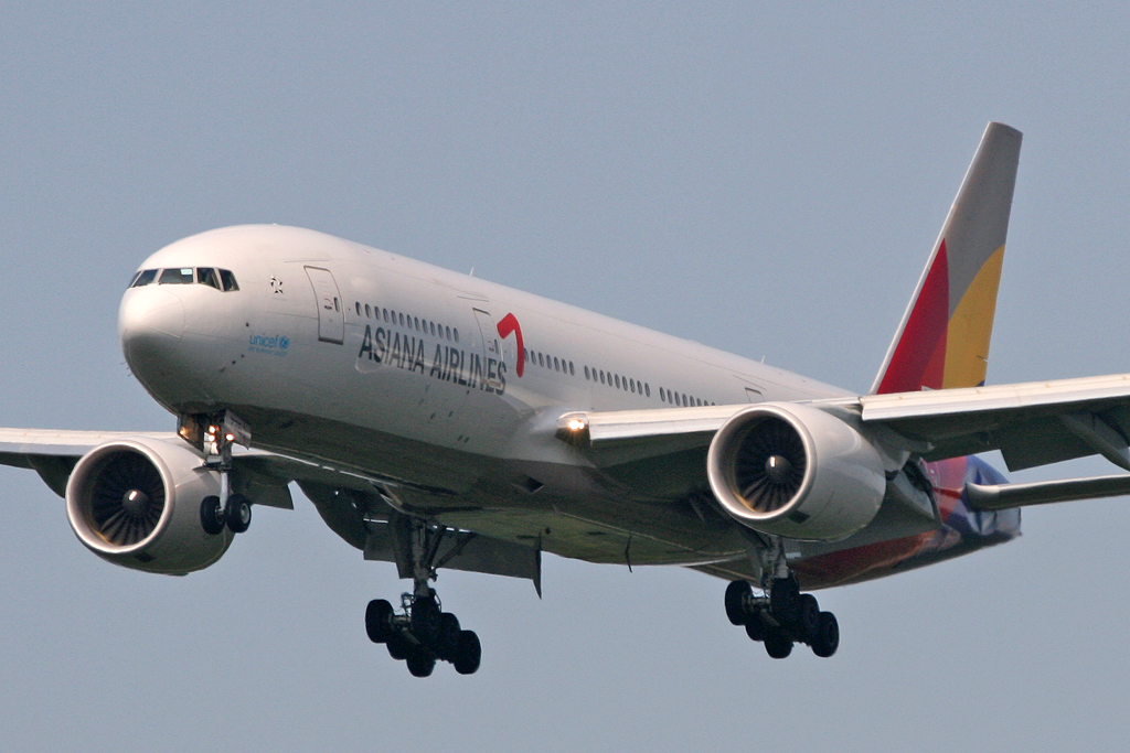 Eine Boeing 777-200 der Asiana aufgenommen in Frankfurt am 28.06.2010. 