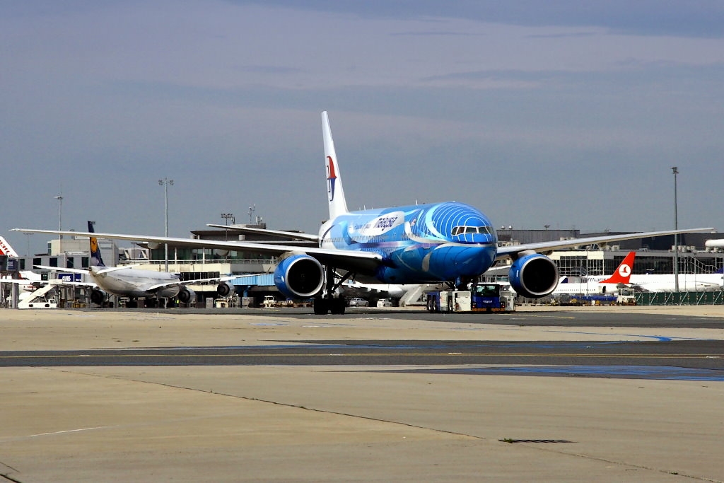 Eine Boeing 777-200 der Malaysia Airlines aufgenommen in Frankfurt am 01.07.2007. Reg: 9M-MRD.