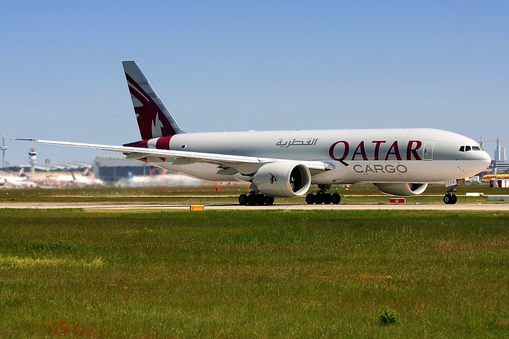 Eine Boeing 777-200 der Qatar Cargo auf der Startbahn 18 West aufgenommen in Frankfurt am 04.06.2010. Reg: A7-BFA. 