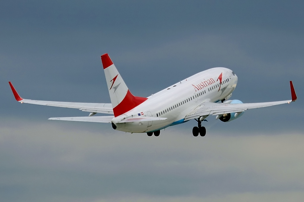 Eine Boeing B 737-700 der Austrian Airlines auf der 18 West aufgenommen in Frankfurt am 27.09.2010. Reg: OE-LNN.