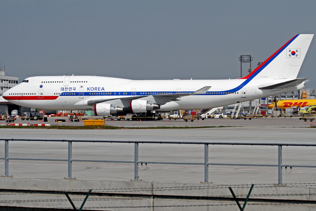 Eine Boeing B 747-400 der Korean Airforce aufgenommen in Frankfurt am 10.05.2011. Reg: HL7465.