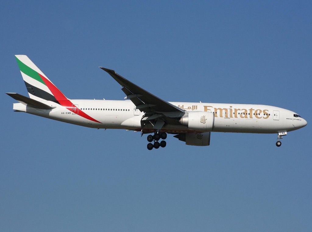 Emirates 777-200 (A6-EWB) am 20.10.09 im Anflug auf die Piste 07L in Frankfurt.