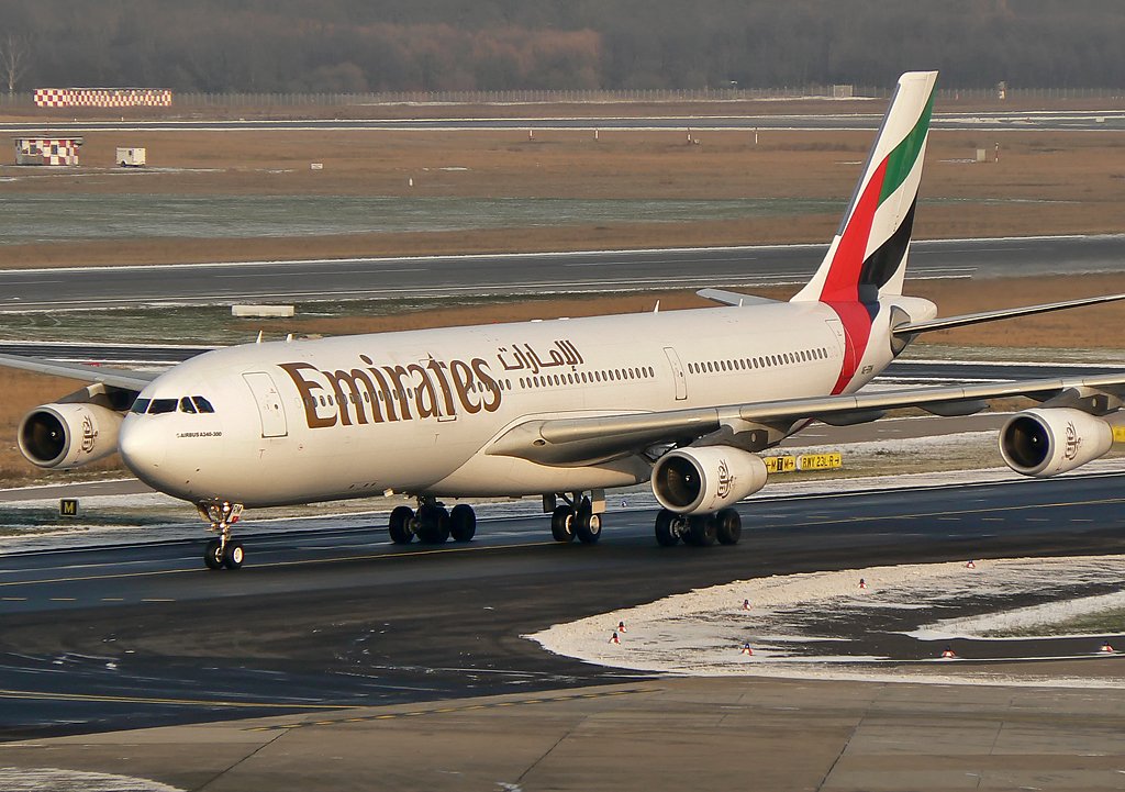 Emirates A340-313X, A6-ERM, auf dem Weg zum Gate, DUS am 19.12.09