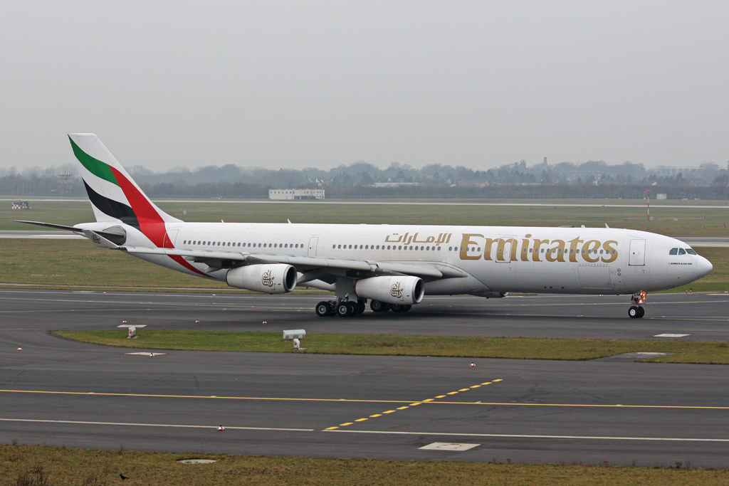 Emirates Airbus A340-313X A6-ERM in DUS am 18.01.2012