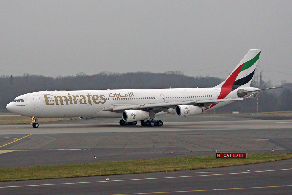 Emirates Airbus A340-313X A6-ERM in DUS am 18.01.2012