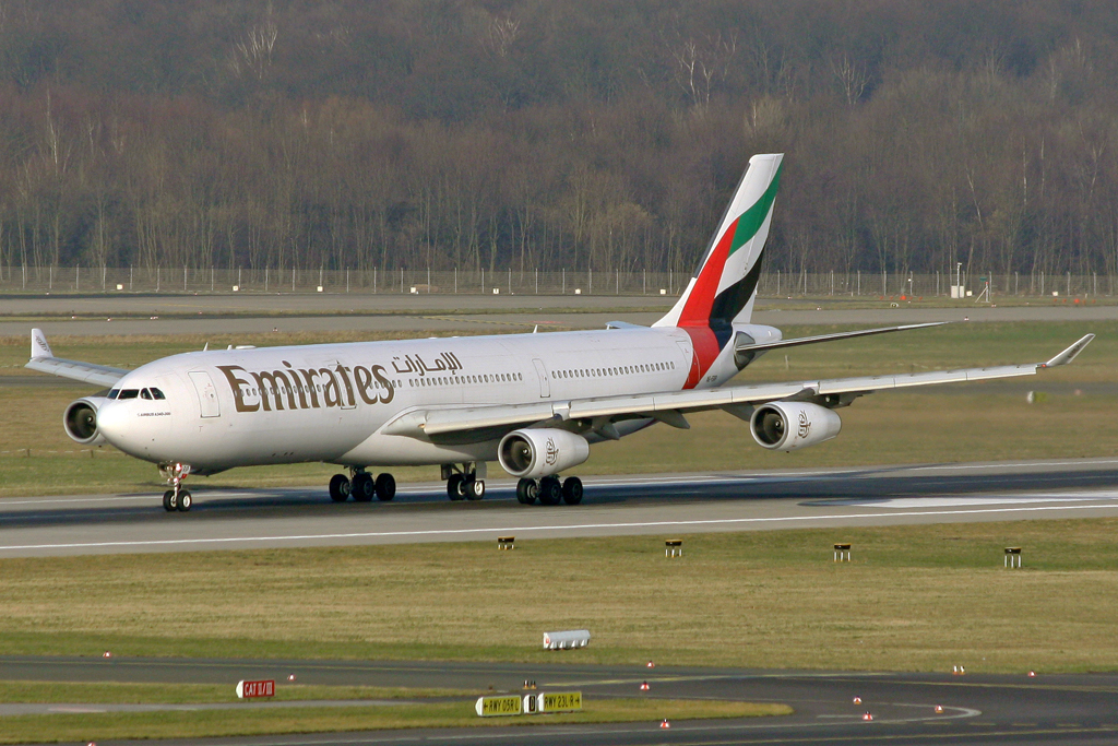 Emirates Airbus A340-313X A6-ERP in DUS am 17.01.2012