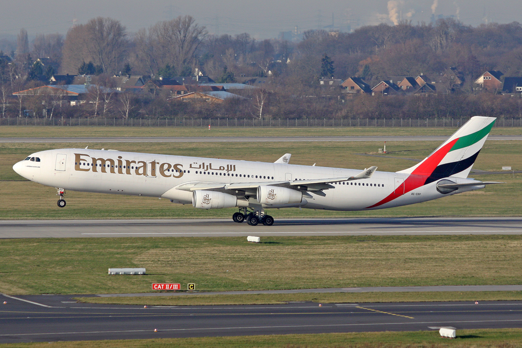 Emirates Airbus A340-313X A6-ERP in DUS am 17.01.2012