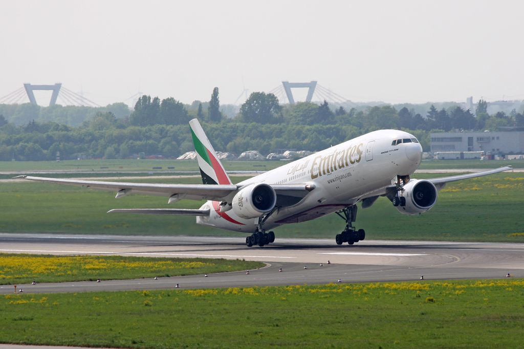 Emirates Boeing 777-21H(ER) A6-EMJ in Dsseldorf am 22.04.11