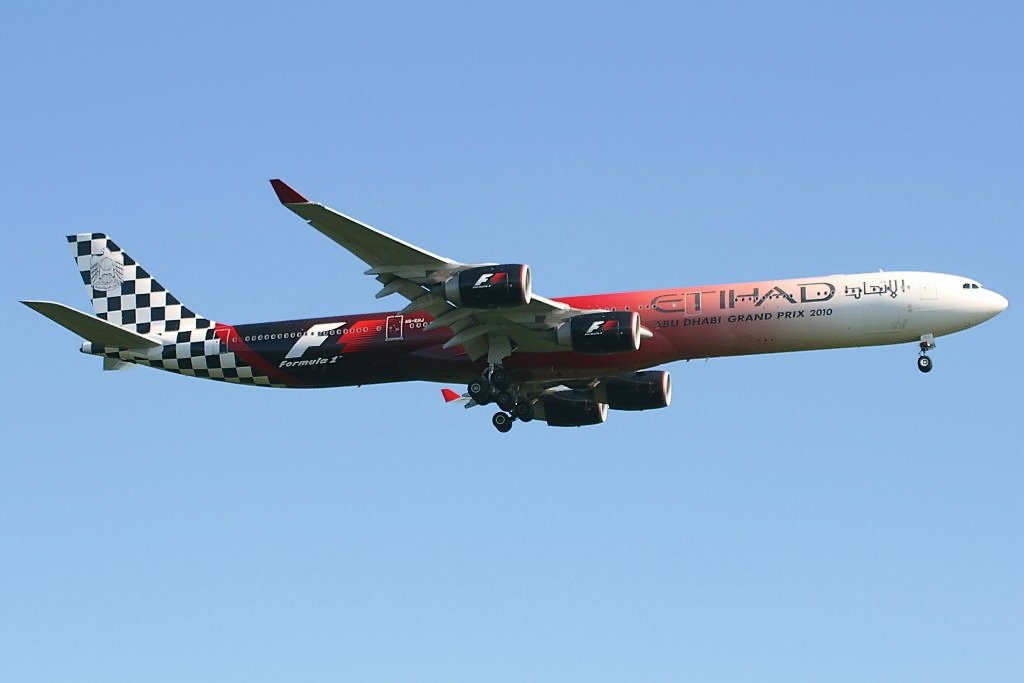 Etihads Formel 1 Logojet. Ein Airbus 340-600 der Etihad Airways im Anflug auf 25L aufgenommen in Frankfurt am 04.06.2010.