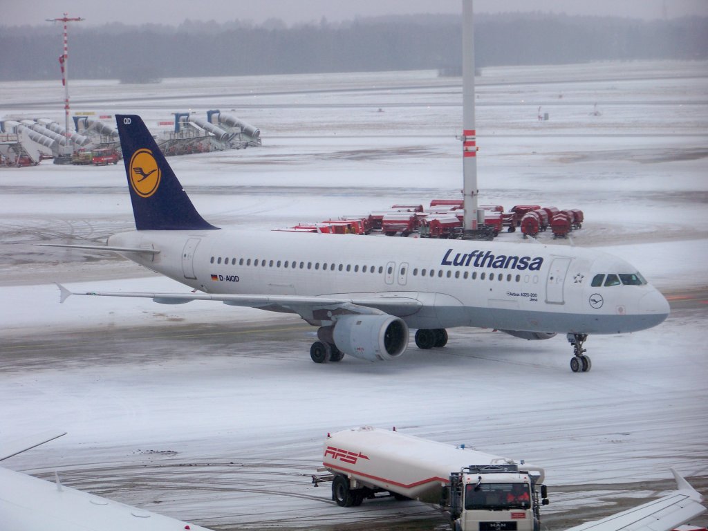 Lufthansa, A320-211, D-AIQD auf dem Hamburger Flughafen. Aufgenommen am 19.12.09.