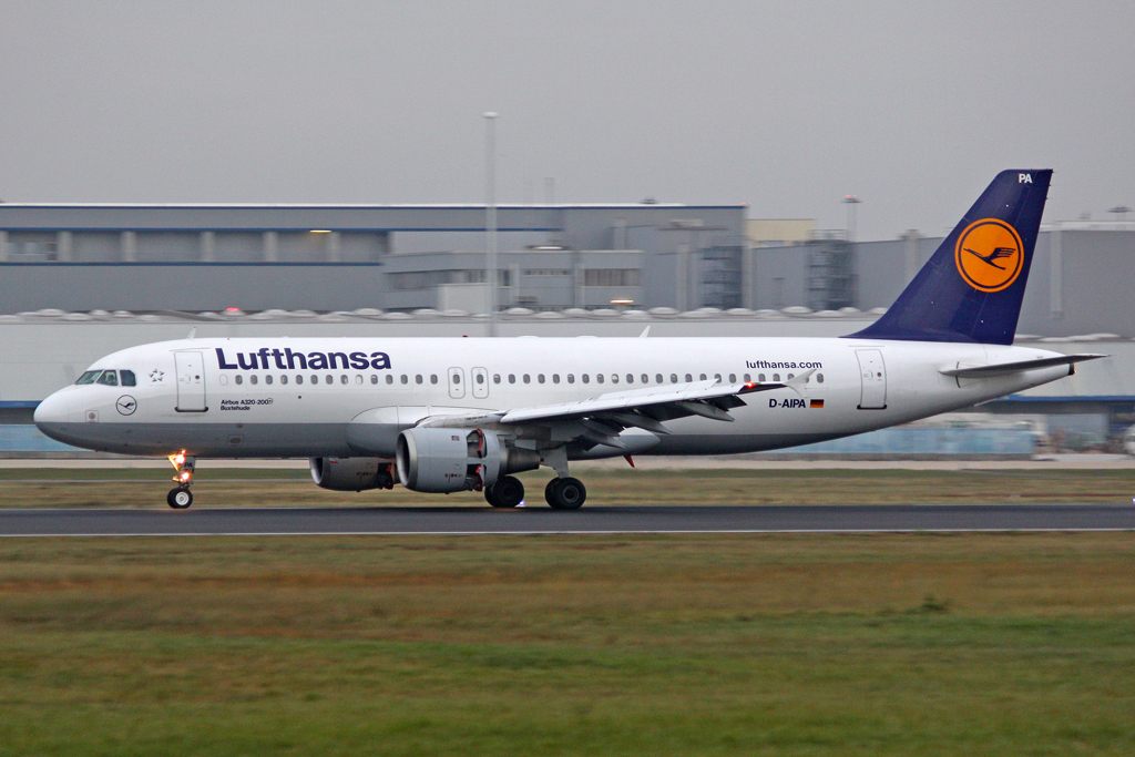 Lufthansa Airbus A320-211 D-AIPA  Buxtehude  in Kln am 17.11.2011